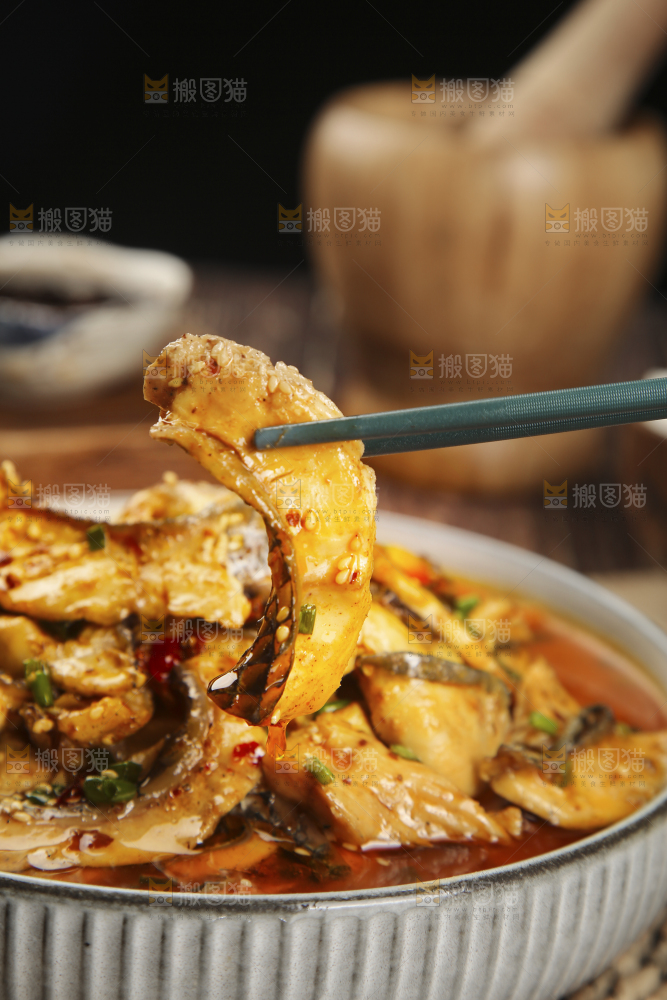 深底上的水煮鱼片