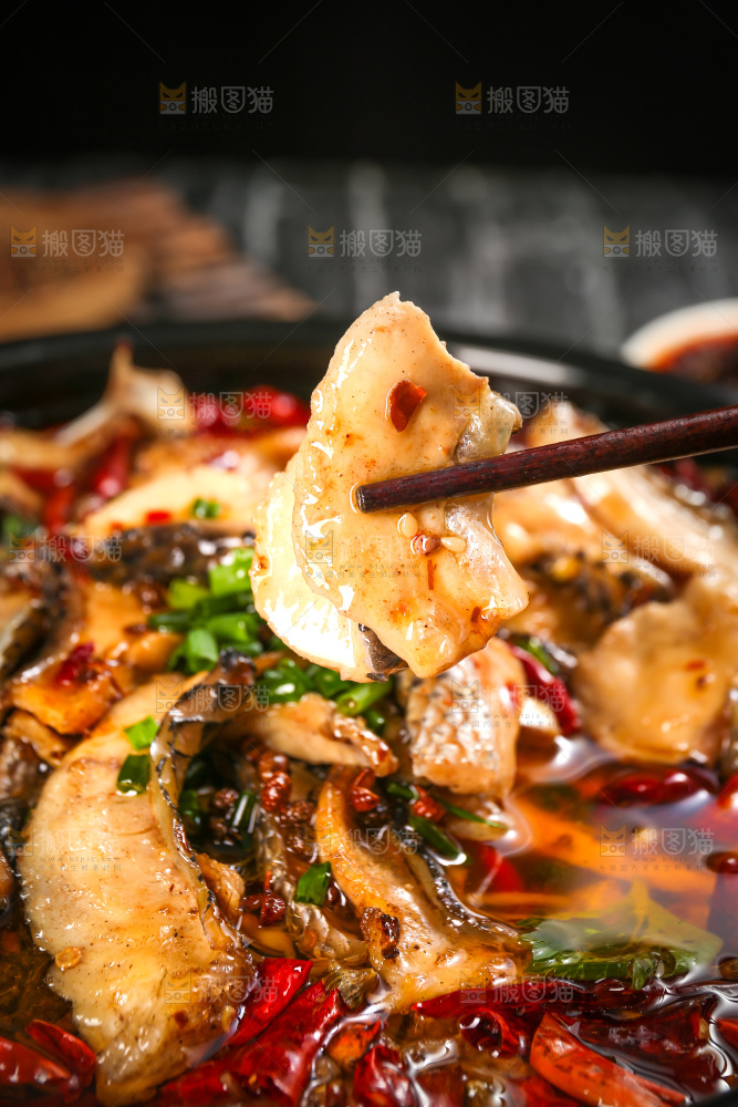 深底上的水煮鱼片