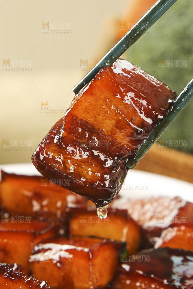 浅底上的红烧肉