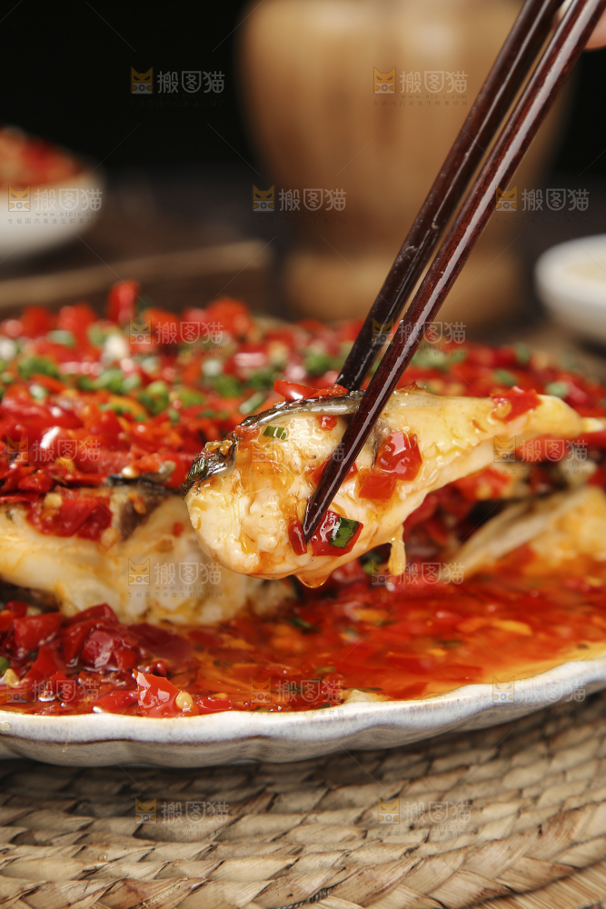 深底上的剁椒鱼头