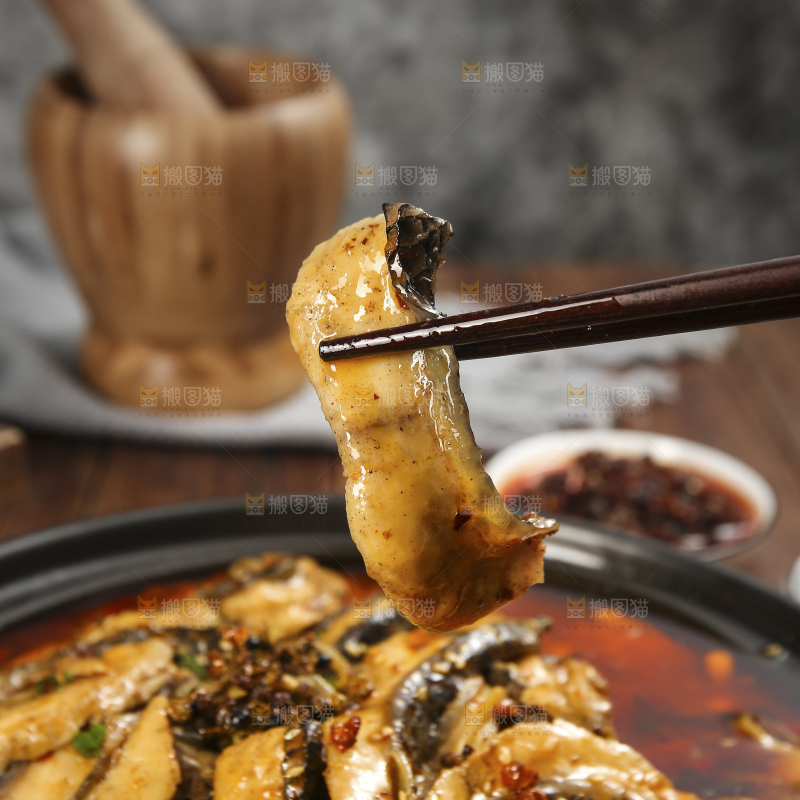 深底上的水煮鱼片
