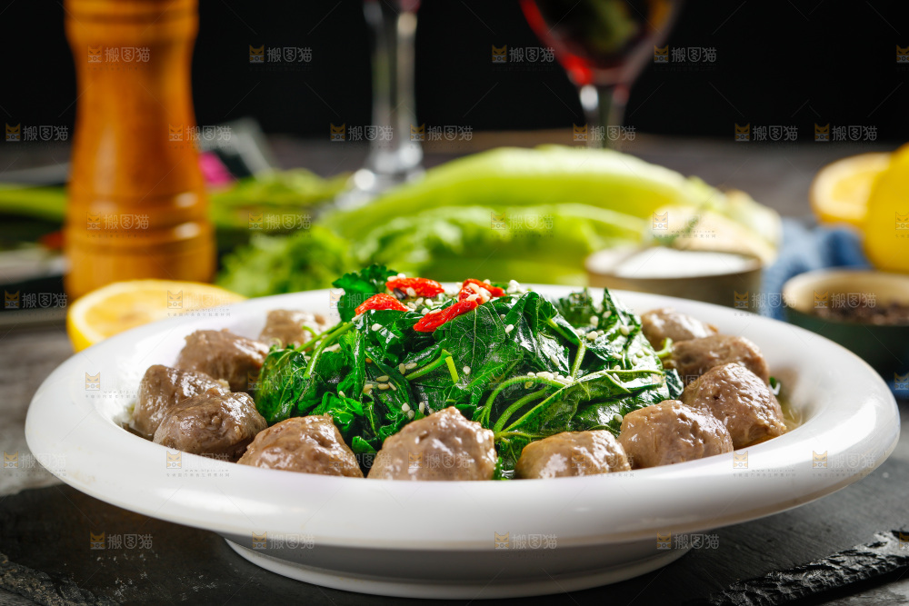 盘子里的牛肉丸汤