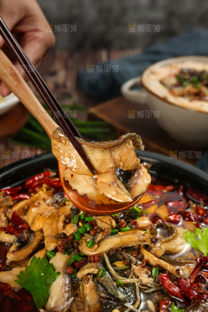 深底上的水煮鱼片