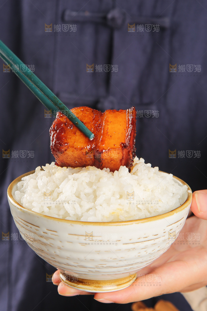 深底上的红烧肉