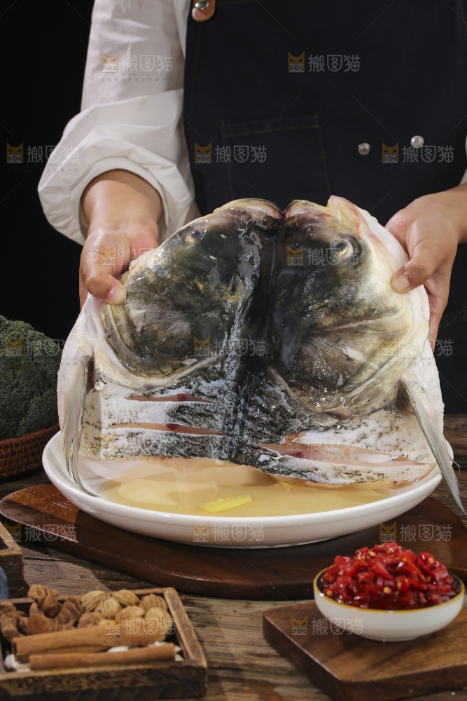 深底上的剁椒鱼头