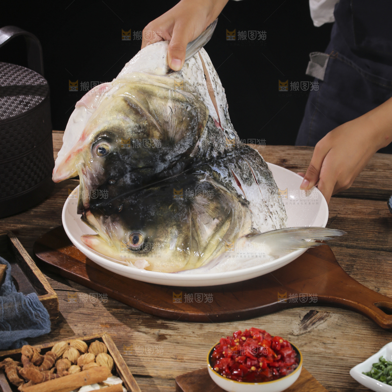 深底上的剁椒鱼头