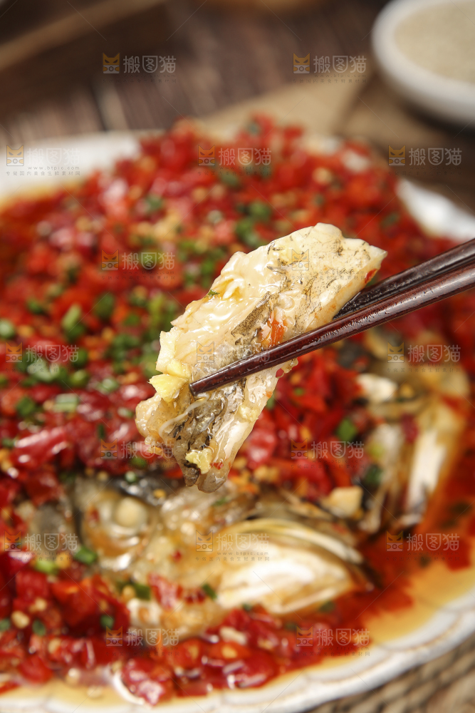 深底上的剁椒鱼头