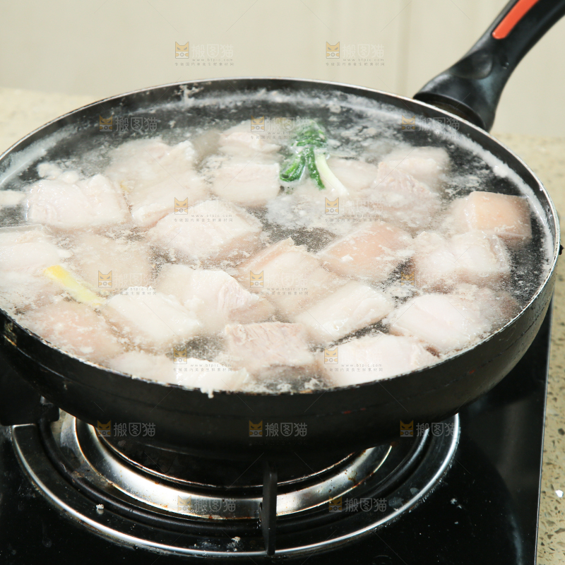 浅底上的红烧肉制作