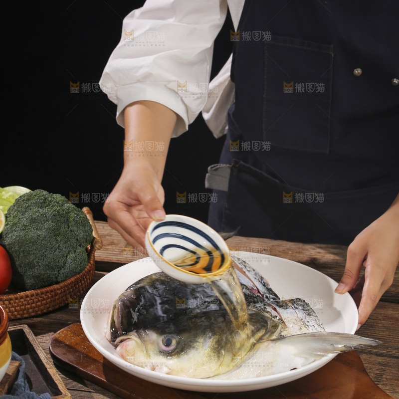 深底上的剁椒鱼头
