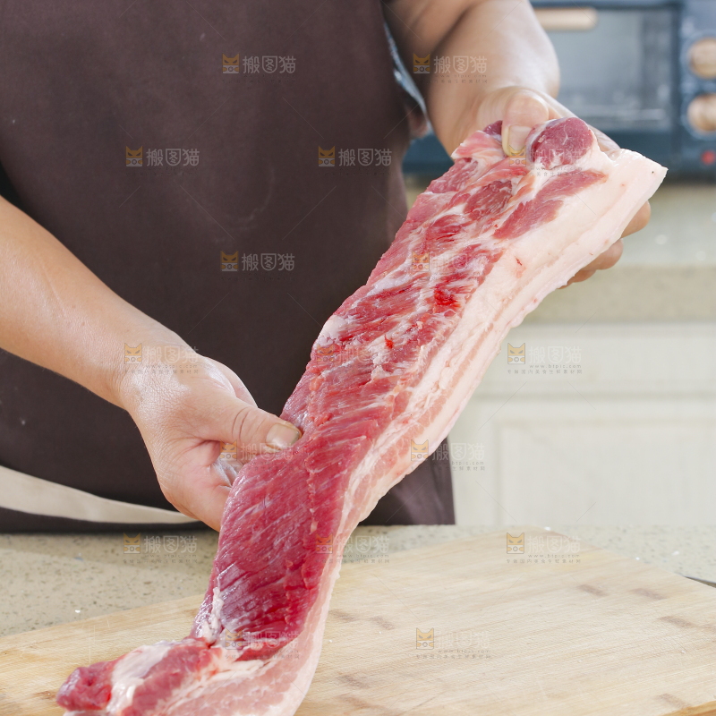 浅底上的红烧肉制作