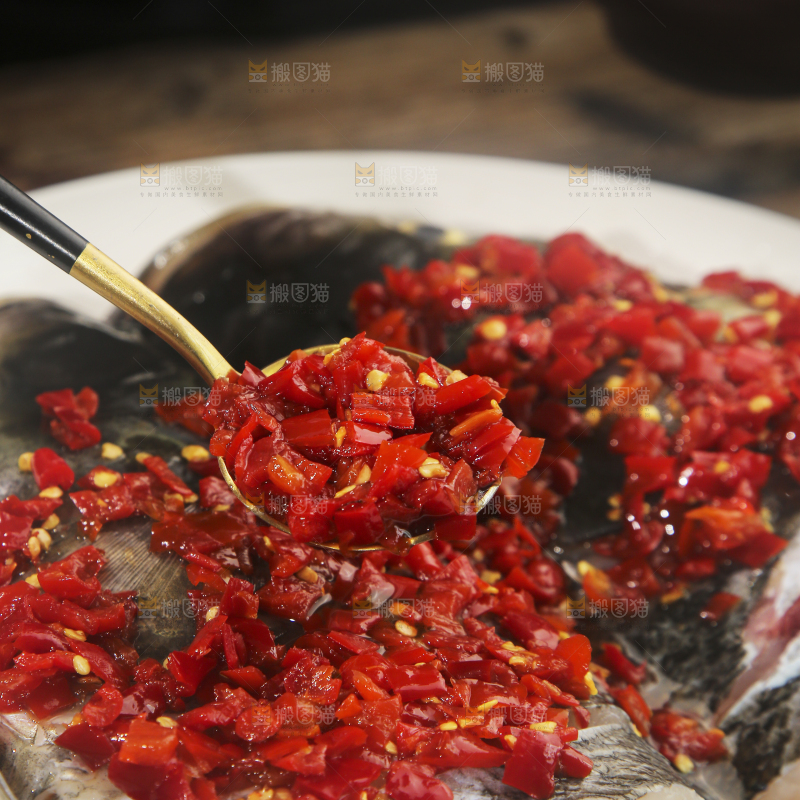 深底上的剁椒鱼头
