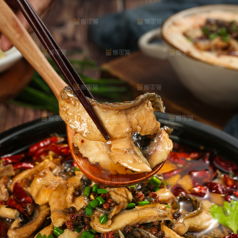 深底上的水煮鱼片