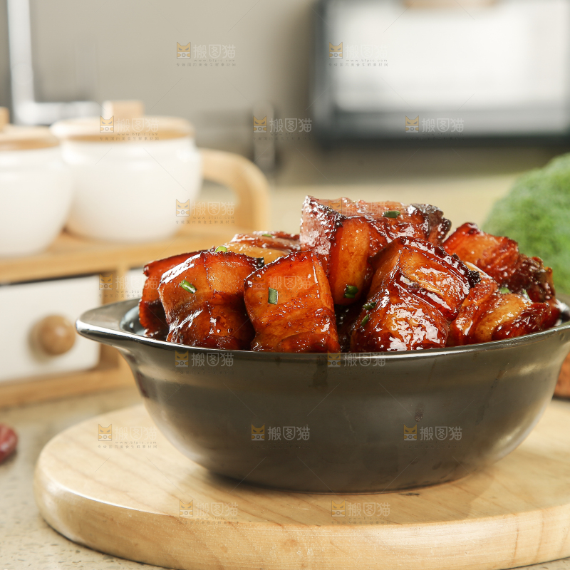 浅底上的红烧肉