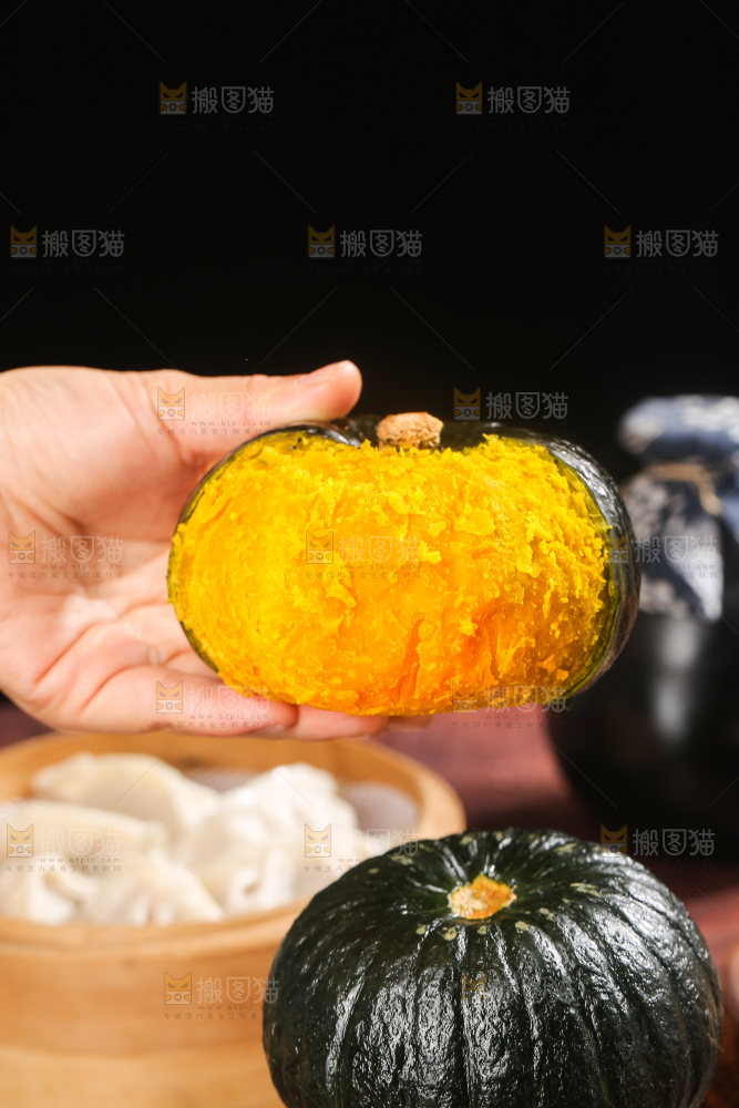 深底上的贝贝南瓜