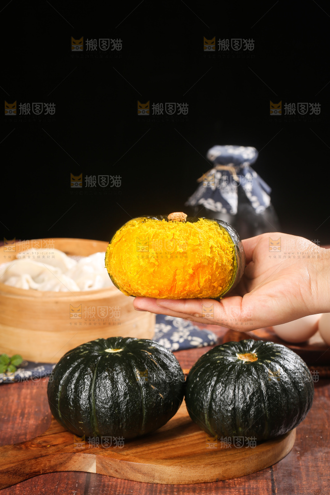 深底上的贝贝南瓜