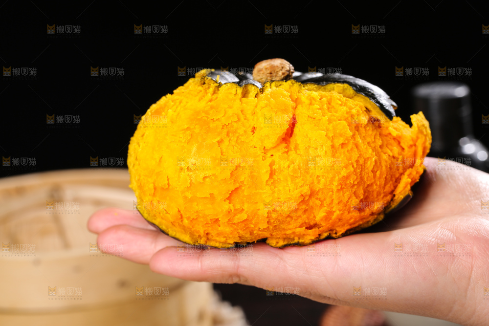 深底上的贝贝南瓜