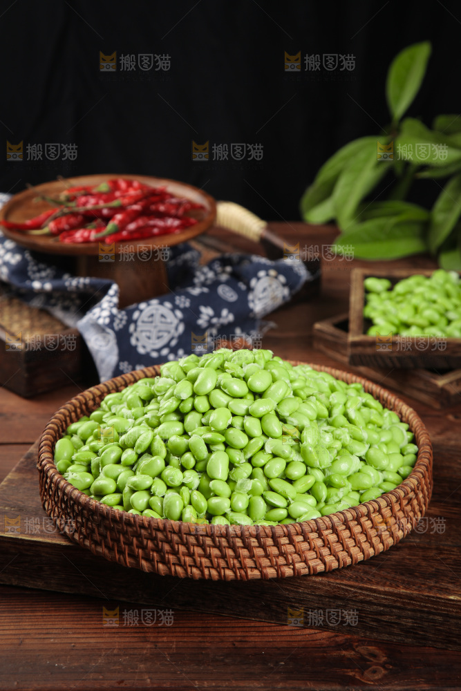 深底上的毛豆
