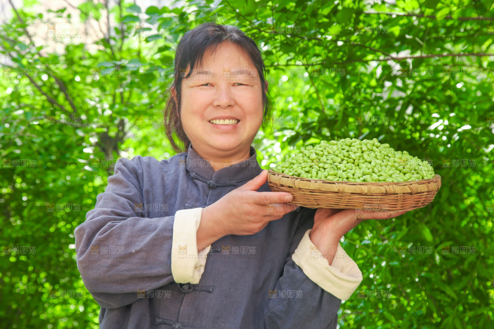 手里拿着毛豆