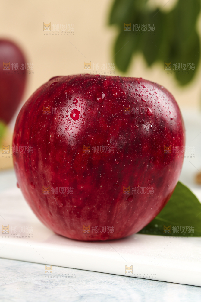 浅底上的红肉苹果