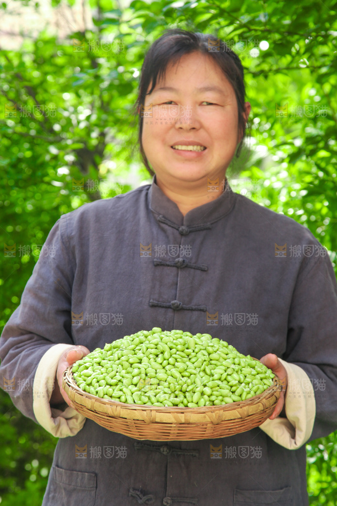 手里拿着毛豆