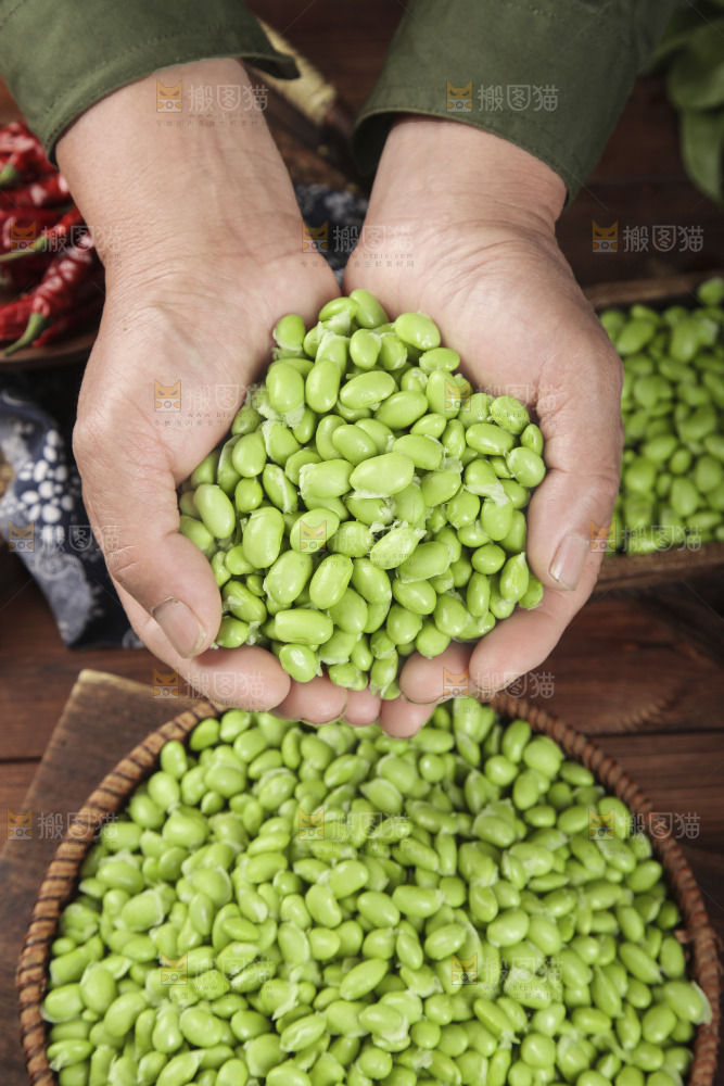 深底上的毛豆