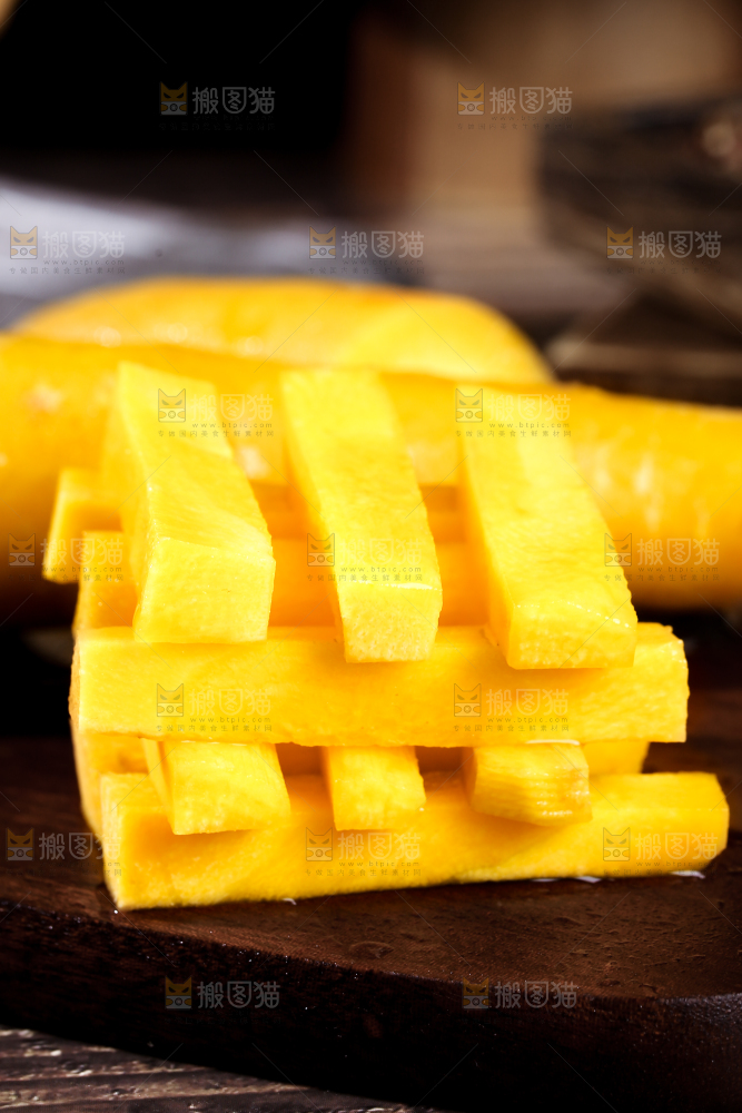 深底上的黄萝卜