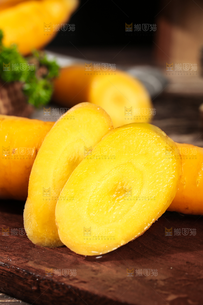 深底上的黄萝卜