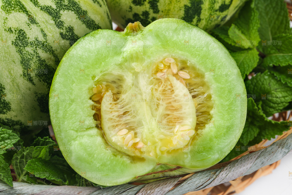 白底上的花蕾甜瓜