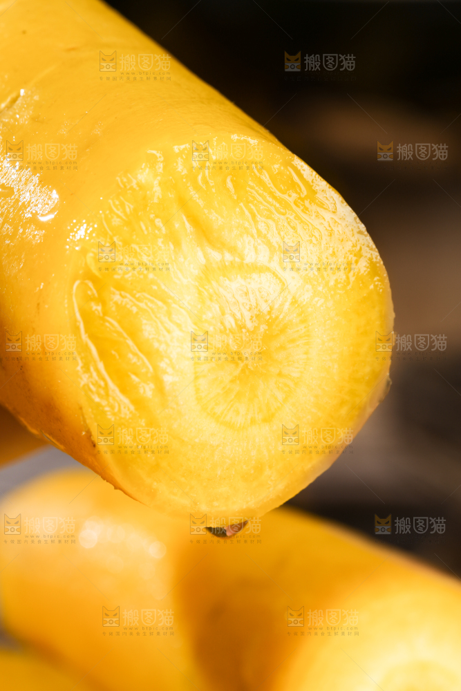 深底上的黄萝卜