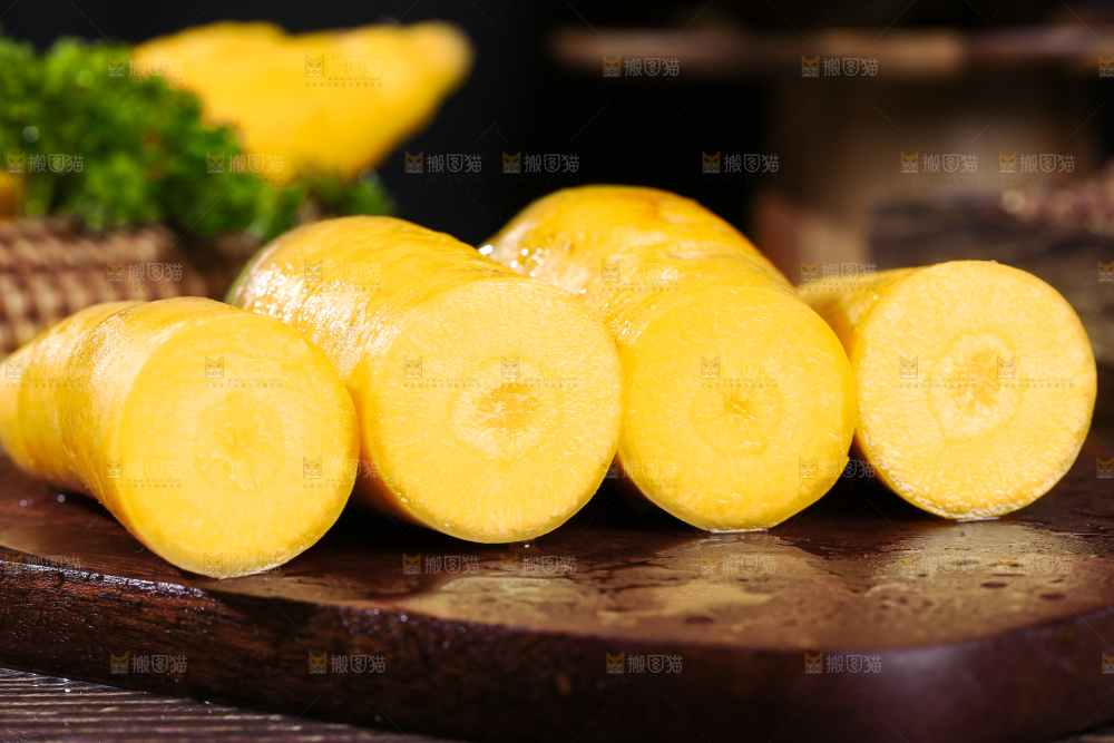 深底上的黄萝卜
