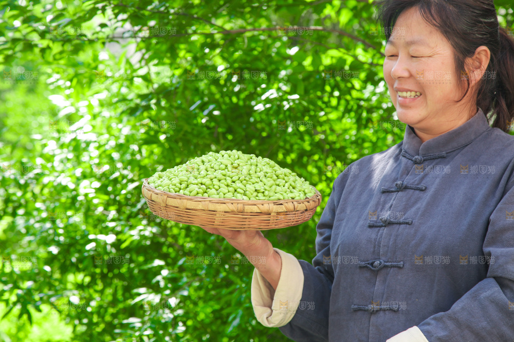 手里拿着毛豆