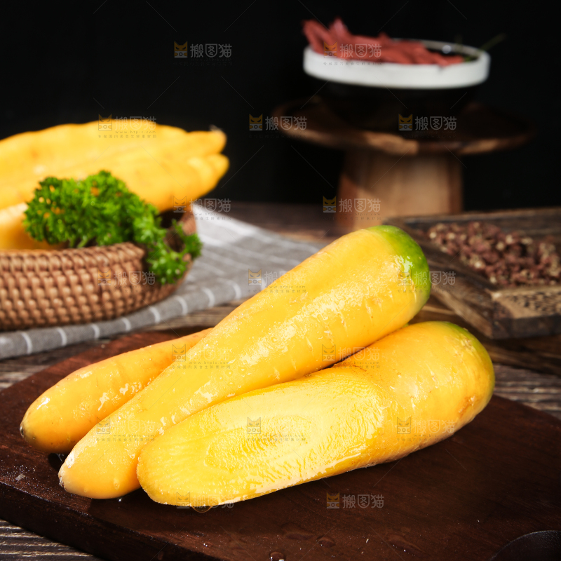 深底上的黄萝卜
