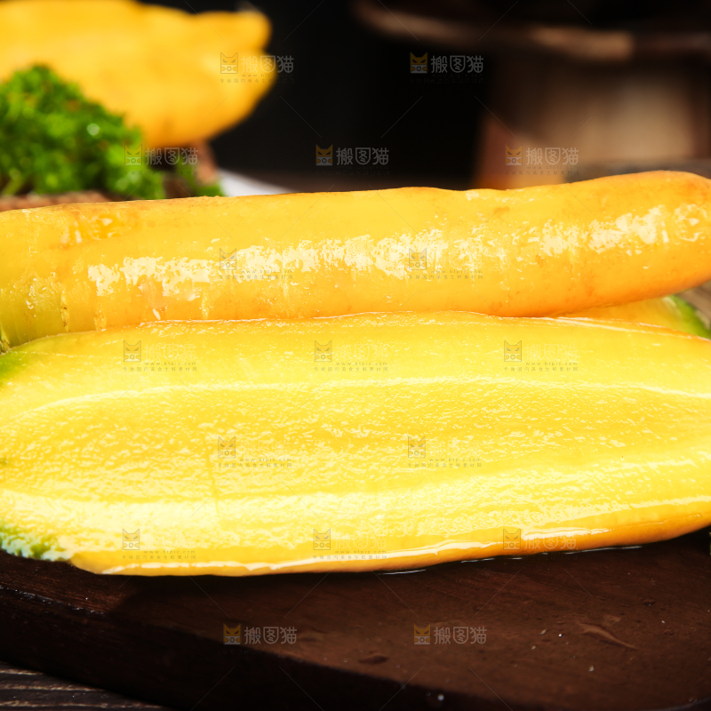 深底上的黄萝卜