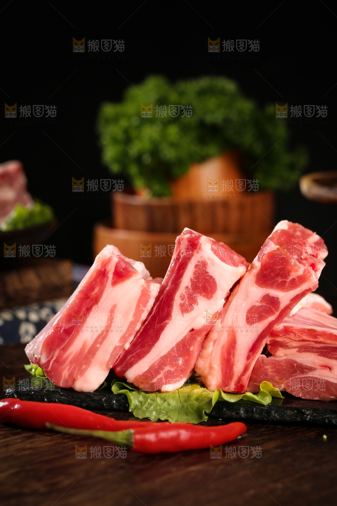 深底上的羊肋排