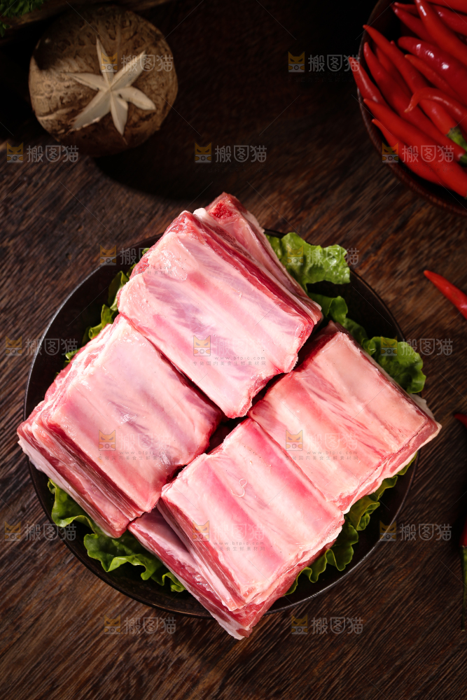 深底上的羊肋排
