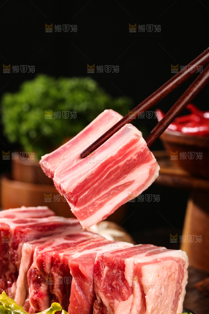 深底上的羊肋排