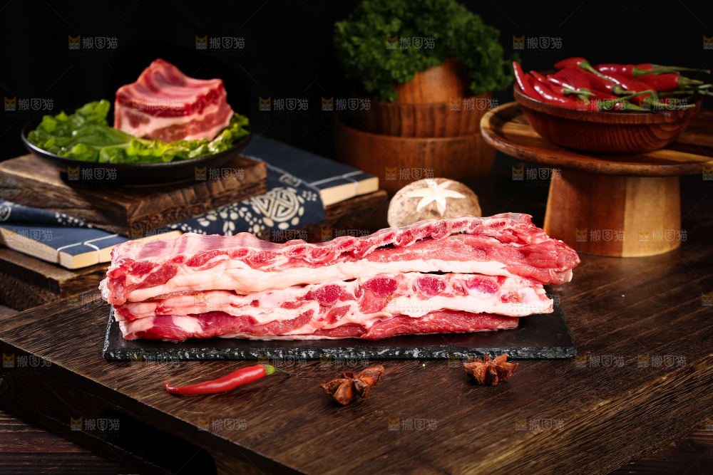 深底上的羊肋排