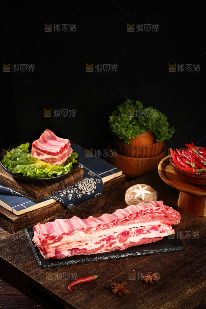 深底上的羊肋排