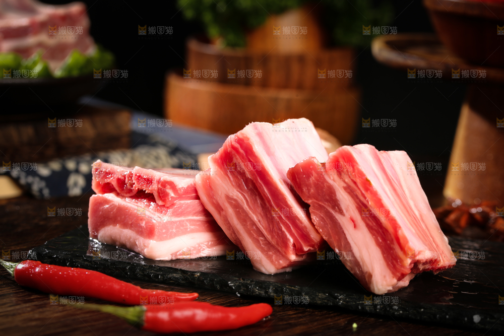 深底上的羊肋排