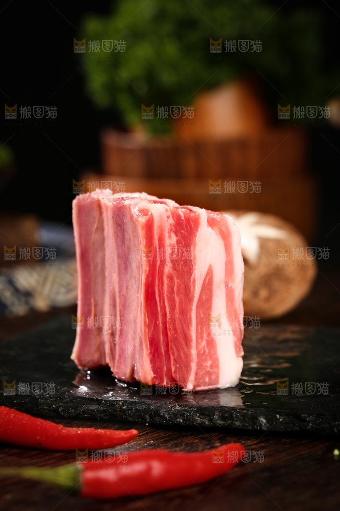 深底上的羊肋排