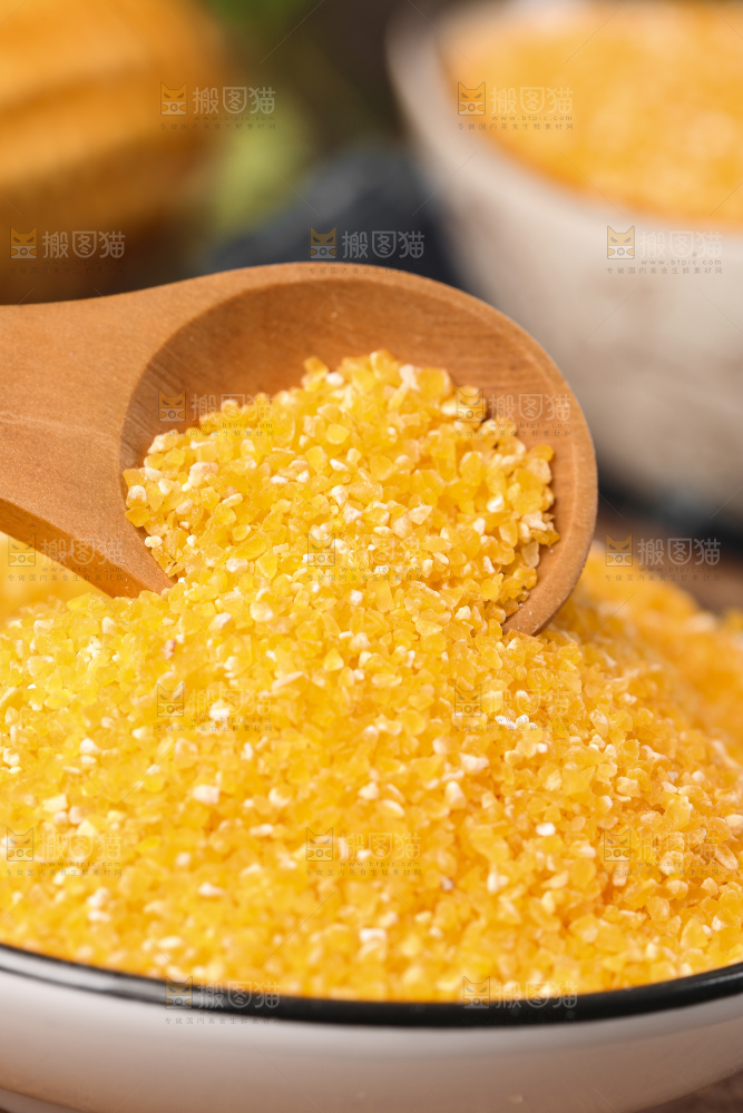 深底上的玉米碴