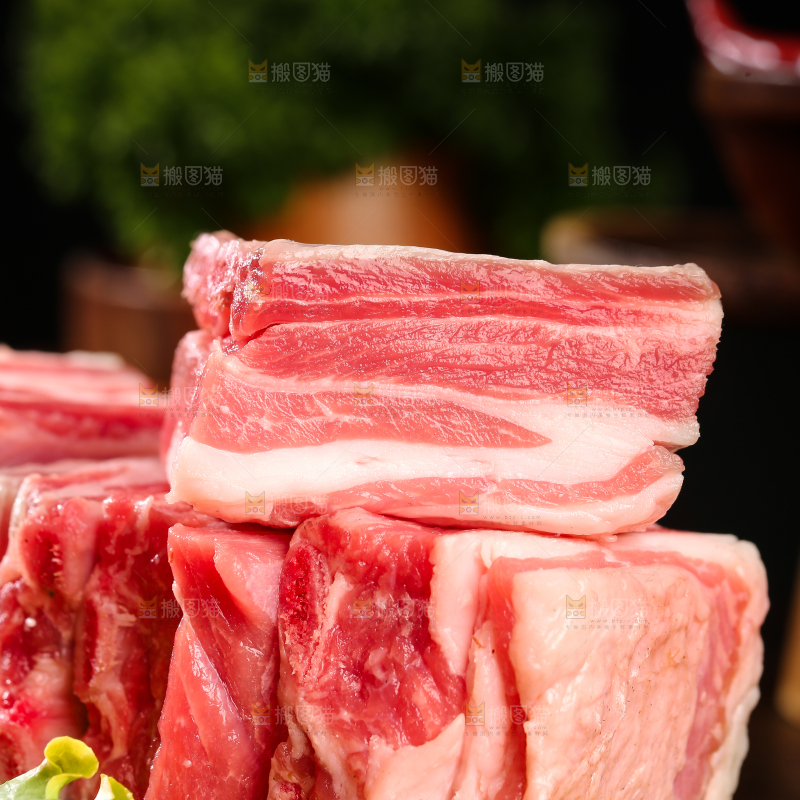 深底上的羊肋排