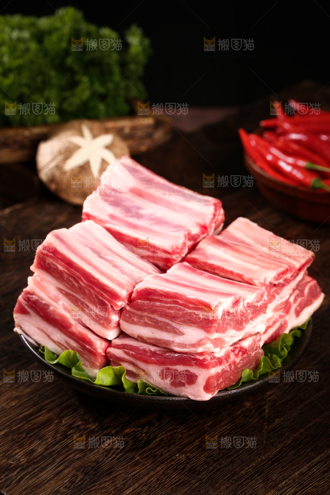深底上的羊肋排