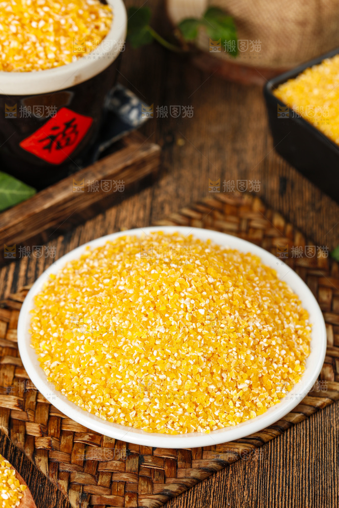 深底上的玉米碴