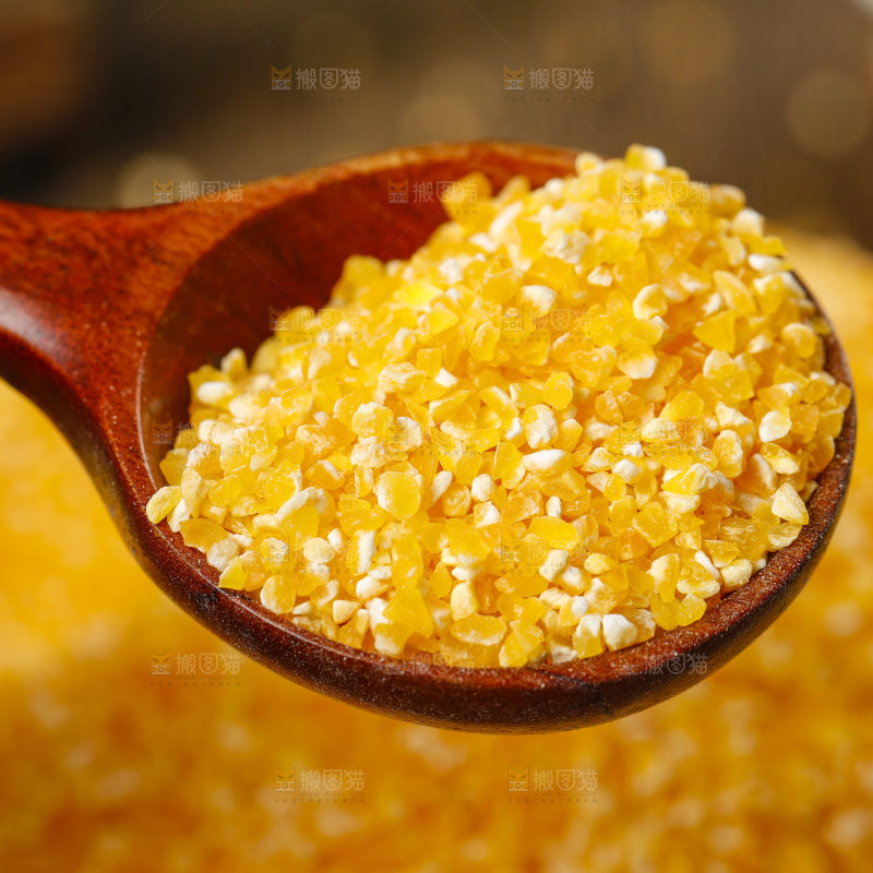 深底上的玉米碴