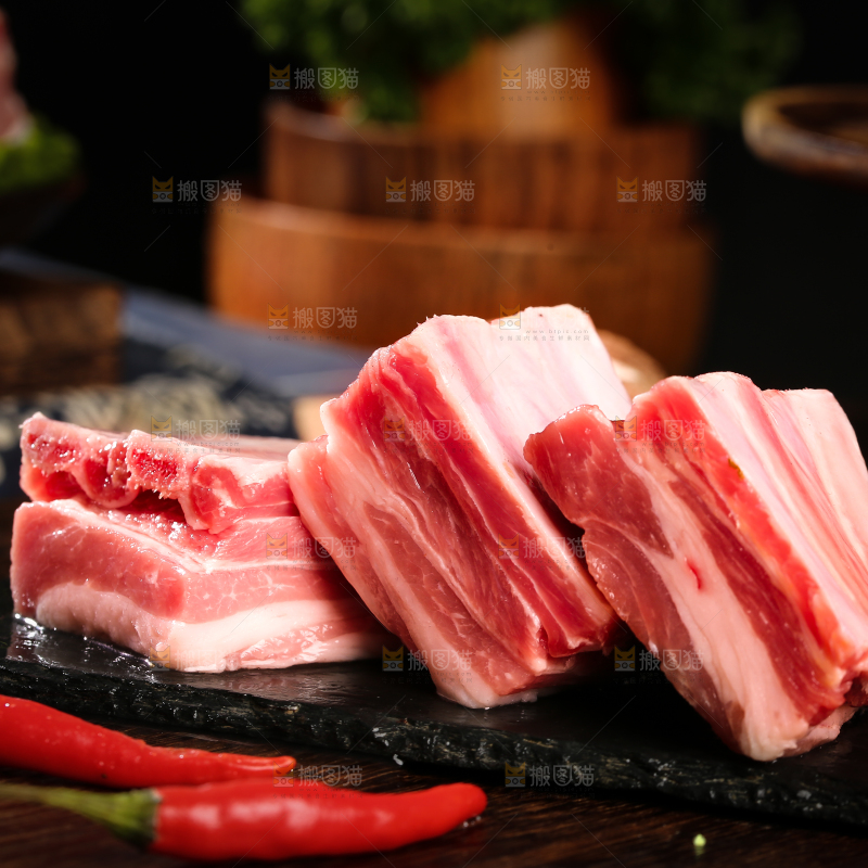 深底上的羊肋排