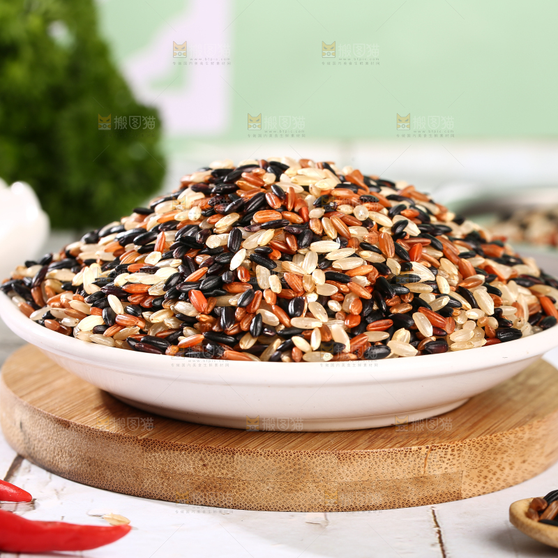 浅底上的三色糙米