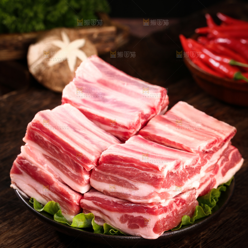 深底上的羊肋排