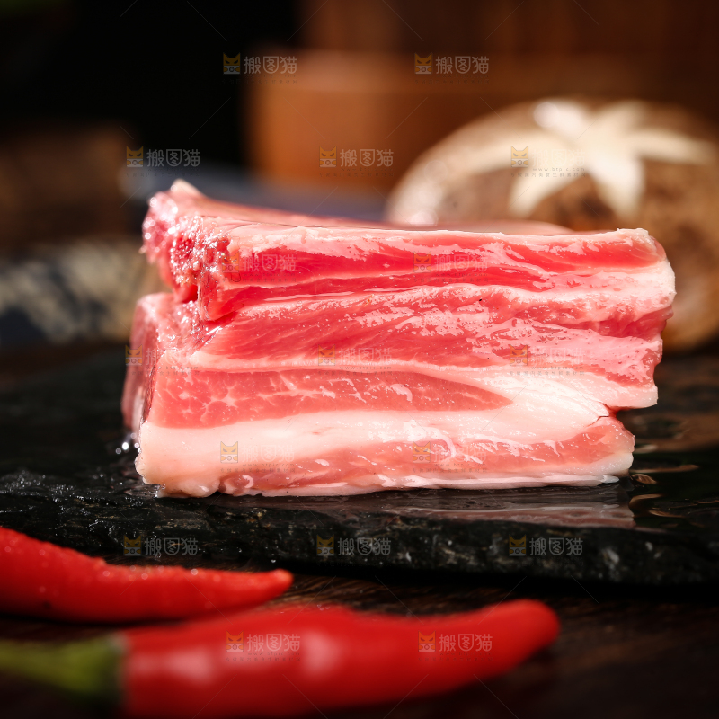 深底上的羊肋排