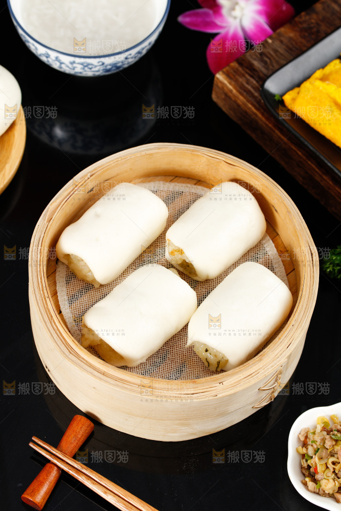 深底上的糯米卷